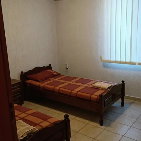 приятна къща за почивка караколев 1 *
