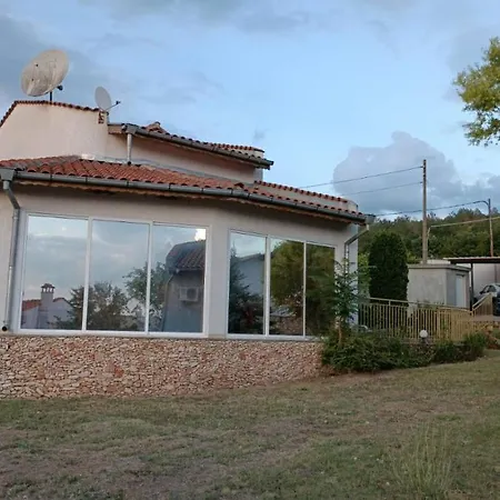 Nyaraló приятна къща за почивка караколев 1 *