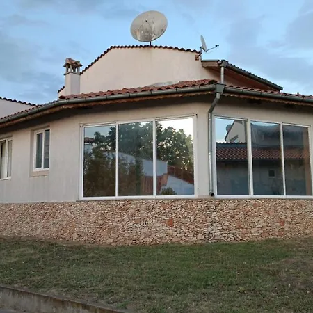 приятна къща за почивка караколев 1