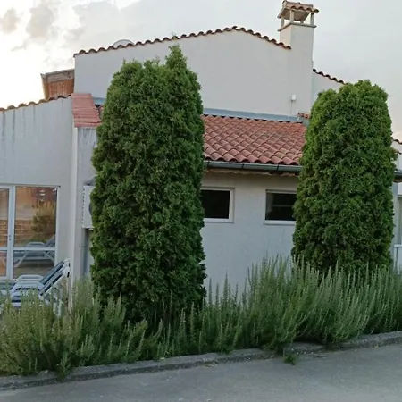 приятна къща за почивка караколев 1 *