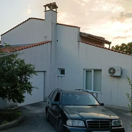 приятна къща за почивка караколев 1 Nyaraló Obrocsiste