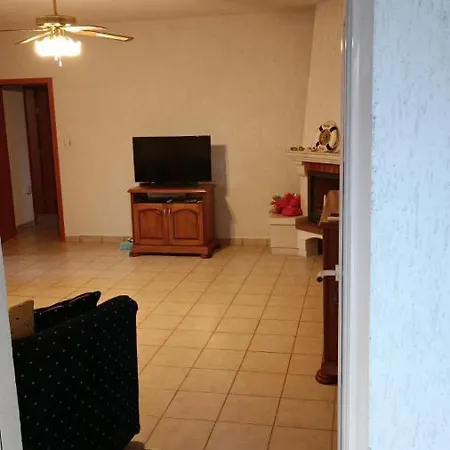 приятна къща за почивка караколев 1 *