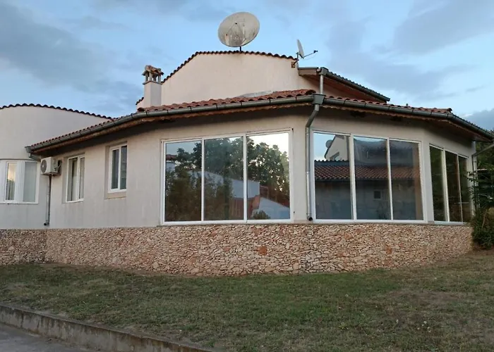 приятна къща за почивка караколев 1