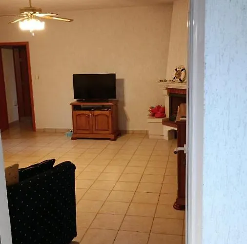 приятна къща за почивка караколев 1 *